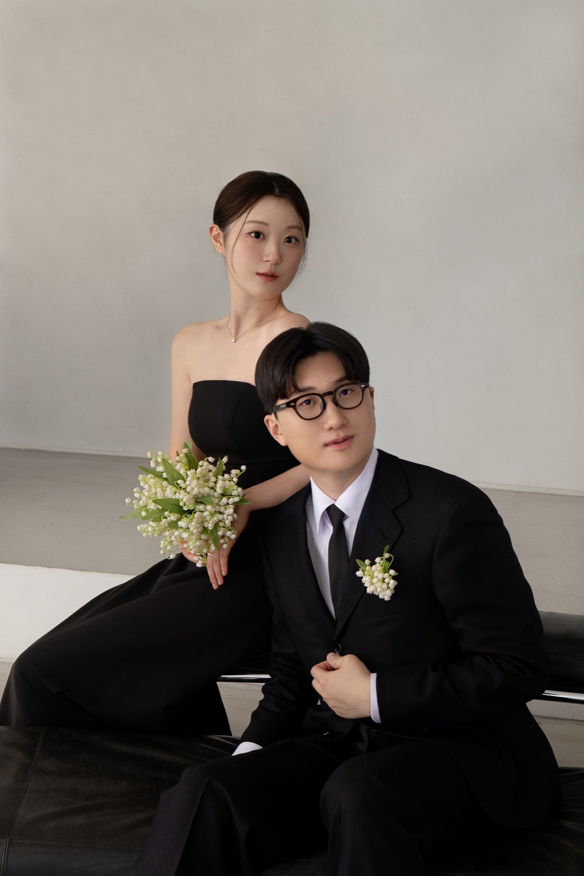검은 예복을 입고 함께 촬영한 두 사람