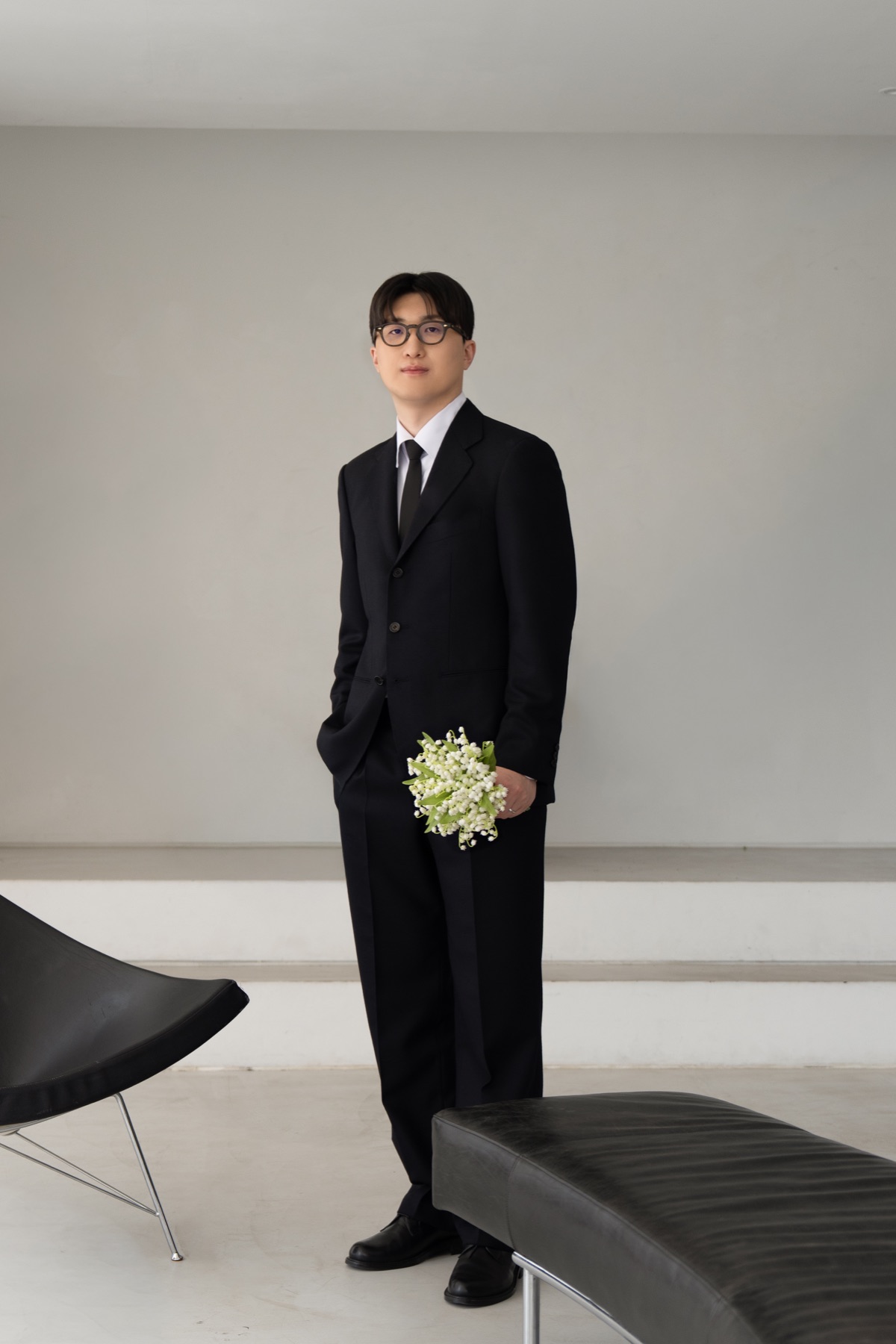 꽃다발을 들고 서 있는 신랑 민규